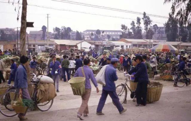 菜市场带你去逛记忆中的美食聚集地麻将胡了游戏老照片：80年代的