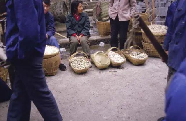 菜市场带你去逛记忆中的美食聚集地麻将胡了游戏老照片：80年代的(图2)