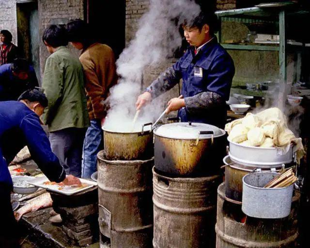 菜市场带你去逛记忆中的美食聚集地麻将胡了游戏老照片：80年代的(图5)